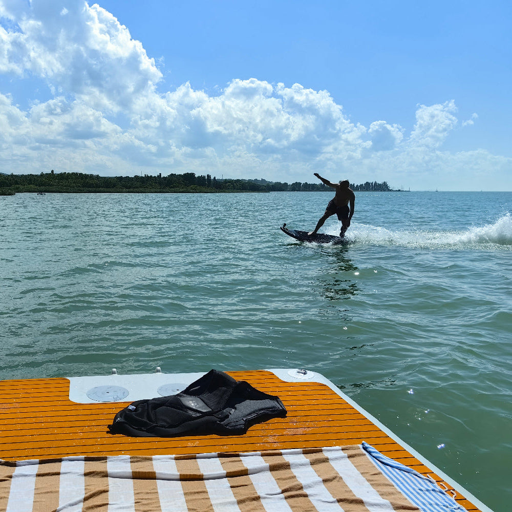 Vízi élménycsomag – 1 Jetboard és 1 úszóplatform (4×2 m) bérlés 1 napra