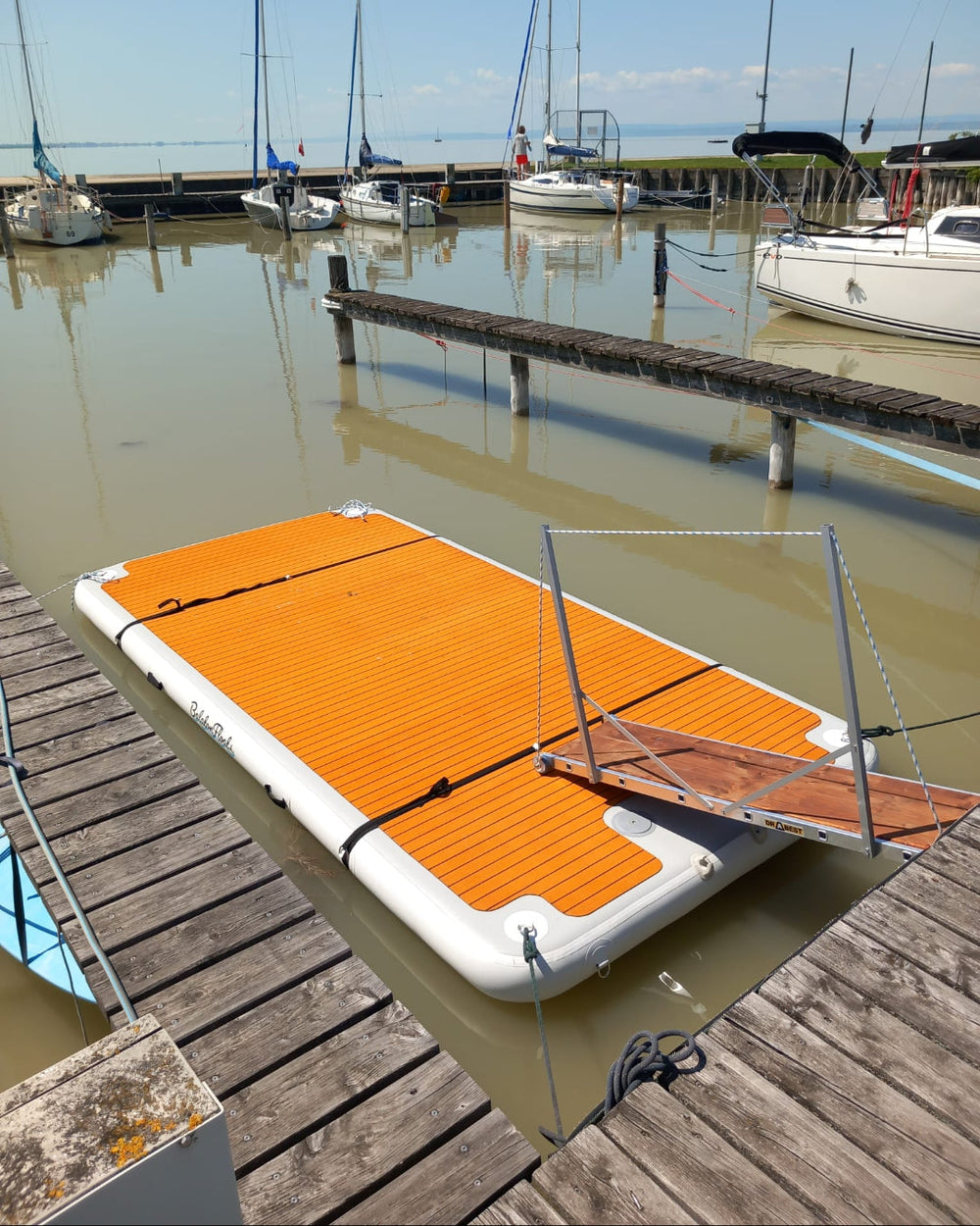 Felfújható BalatonFloat platform egy meglévő stég mellett
