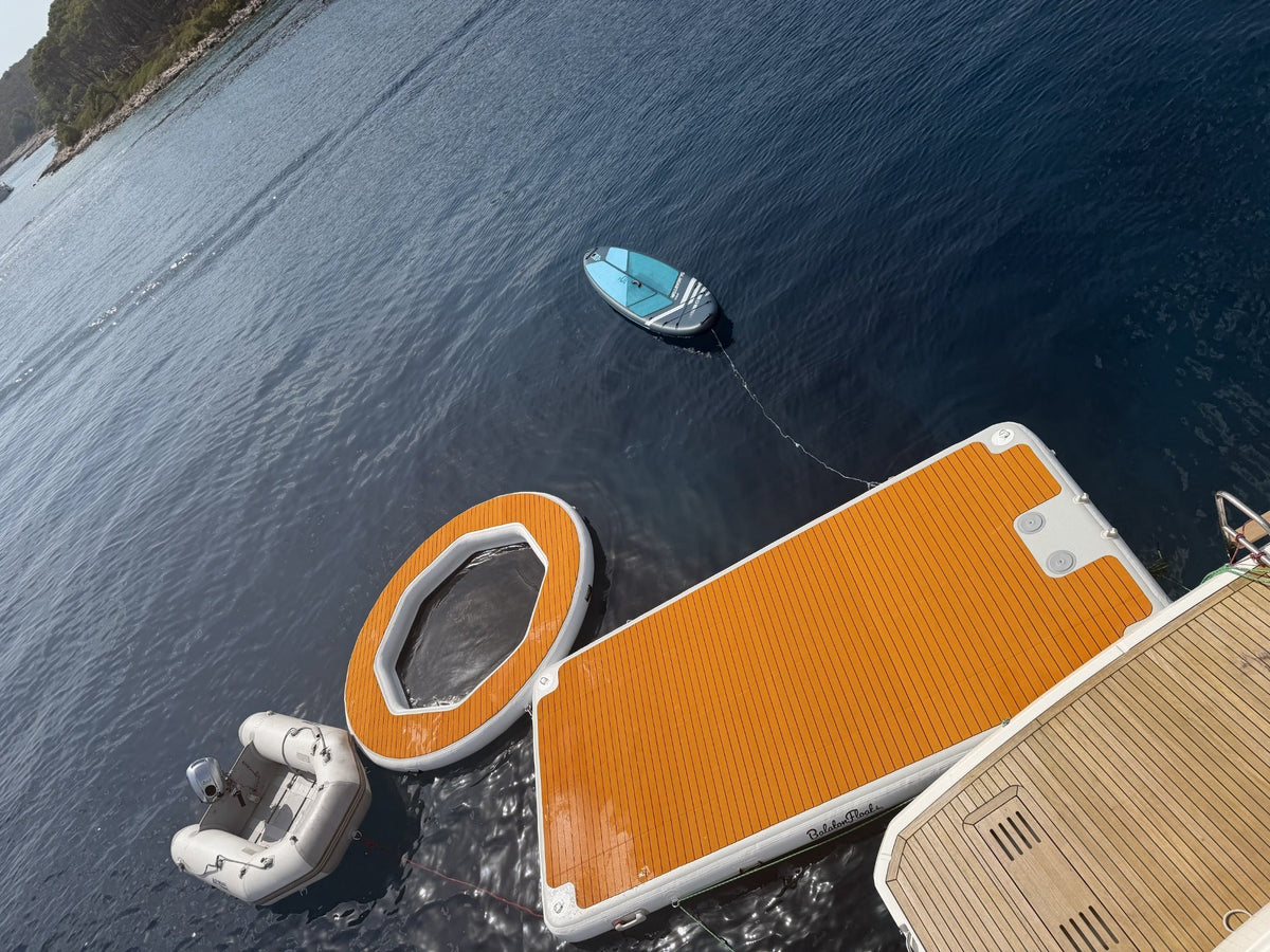 BalatonFloat fürdőplatform egy jacht mellett, valódi használat közben