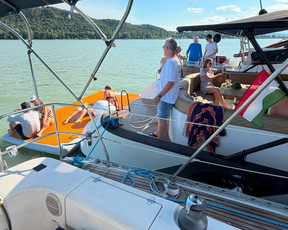 BalatonFloat fürdőplatform egy jacht mellett, valódi használat közben